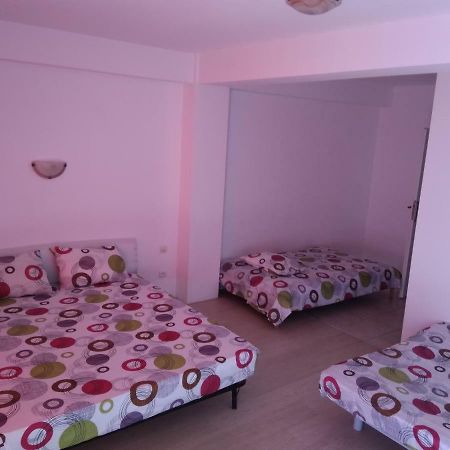 קוסטינסטי Thai House מראה חיצוני תמונה