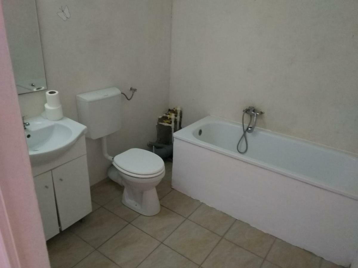 קוסטינסטי Thai House מראה חיצוני תמונה